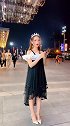 黑白拼接的仙女裙+高跟凉鞋，小姐姐这身搭配好像个公主