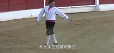 西班牙斗牛盛行，牛不慎跑出中伤路人，镜头记录全过程