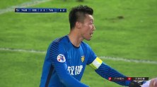 张文钊外围抢断射门 张鹭注意力集中将球挡出