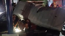 安徽马鞍山：一客车与货车相撞，致8死8伤