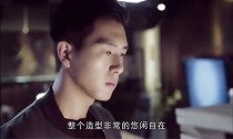 李现日本游玩被拍照,花衬衣配黑裤去看衣服,悠闲自得