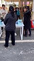 这款缝衣机超受欢迎，平时家里缝缝补补必不可少认真工作的样子