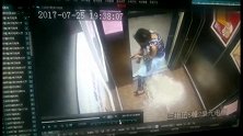 监控拍摄妈妈自顾自的玩手机，不料女儿的手被电梯门夹住