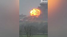 英国一处农场发生火灾 有人拍到巨大火球冲向天空