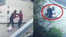 警方通报78岁老人遛狗被打倒在地：狗追人引不满