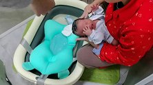刚满13天的宝宝洗澡，宝宝做出这一举动让人喜笑颜开