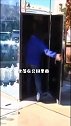 最刺激的厕所，由全透明玻璃制成，在大街上被人围观