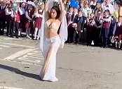 俄罗斯：一所学校开学时女老师跳肚皮舞庆祝学生返校引争议