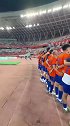 主场4-1大胜申花！赛后泰山众将与球迷庆祝胜利
