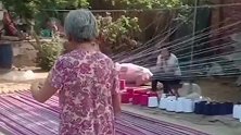 农村姥姥当年传给妈妈的织布方法，不靠织布机，只需要来回走路就行！(1)