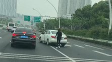 怎么追也追不上！上海一司机高架停车忘挂档 溜车撞匝道