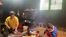 贵州原生态的火塘做饭，柴火饭菜随便炒都香，出锅后流口水啦真香
