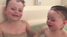 两宝宝一起洗澡，哥哥居然在喝洗澡水逗弟弟笑，妈妈赶紧来阻止
