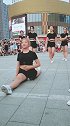 广场上的这一幕，姑娘们展示了不一样的劈叉，厉害了！