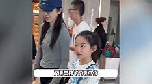 董璇带女儿一起工作，法令纹明显疲惫又憔悴，小酒窝落落大方很讨喜