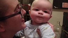 这宝宝太逗了，被妈妈亲了一口，结果吐了！