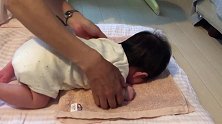 1个月宝宝教些什么育婴师示范一种在家就能做的训练