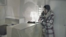 美女给小伙打电话却被拒接，美女心都碎了