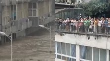 綦江80年来最大洪水洪峰过境：洪水淹没路灯 居民登楼顶避难