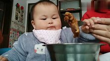 宝宝和鸡翅干上架,宝宝：吃不干净以后不在1岁萌娃面前混