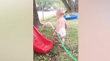 宝宝拿着水管浇水，一不留神将水浇在了自己身上，太搞笑了！