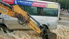 突发！湖南涟源一中巴车险被激流围困车轮悬空 车内有老人小孩