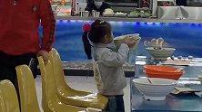 河北石家庄：小棉袄帮爸妈收拾碗筷 网友：懂事得让人心疼
