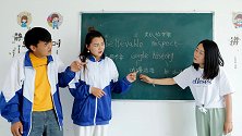 老师用方言上英语课，同学们竟然还学的挺像，爆笑！
