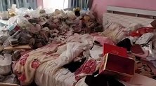 “垃圾”房！浙江一公寓内租户留下满屋垃圾 厕所床上全都是