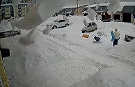 俄罗斯一母亲在积雪砸下来前几秒将孩子救走