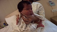 新手妈妈拍嗝拍的宝宝一脸生无可恋，这力度隔着屏幕都觉得霸道！
