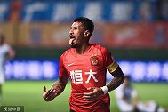 不用孤军奋战！小鬼扛大梁+强锋归位 恒大劳模开心到吐舌头