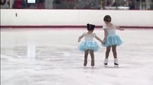两小娃参加滑冰赛，一个负责比赛，另一个全程卖萌，全场都笑趴了