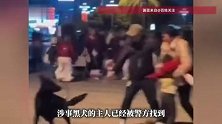 措不及防！恶犬突然冲进广场舞人群，扑咬2名孩童，惊险一幕曝光