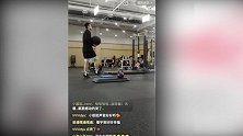 首钢官方直播球员分批训练 朱彦西进门蹦迪遭翟晓川无情嘲笑