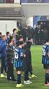 主场1-6拜仁！实拍亚特兰大球员赛后接受球迷训话