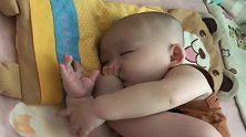 刚3个月的宝宝，就想问这是啥睡姿啊，难度系数也太高了吧！