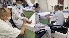 安徽芜湖：到底谁给谁看病？中医爷爷住院为医护把脉开方
