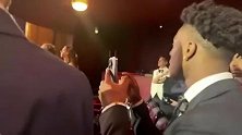 甲亢哥找梅西妻子安东内拉要合影，惨遭无视