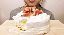 小姐姐吃一整个无花果奶油蛋糕，看着就想吃啊