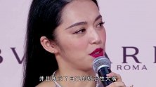 姚晨曹郁结婚7周年，夫妻手拉手逛街超亲密，害羞接吻甜skr人