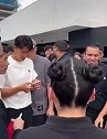 老爸全程陪伴！孙兴慜父亲护着孙兴慜穿过人群