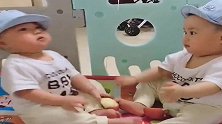 双胞胎两姐妹，一言不合就开闹，妹妹这个表情有点尴尬！