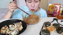 不好吃就加点芝麻酱！万物皆可放芝麻酱，小姐姐吃的贼香