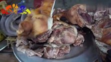 美味熟食：路边的熟食摊，一整锅煮出来的肉食，吃起来非常美味