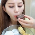 吃冰小姐姐，吃巧克力小圆饼雪糕，2口秒一个是我向往的生活！