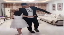 女儿不愧是爸爸的小情人，没跳过舞的爸爸为了让女儿开心，也是尽