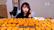 微笑姐和姐姐比赛吃汉堡，姐姐一开场就耍赖，差点把眼泪笑出来