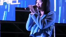 黄龄摔下舞台后坚持唱完两首歌 为姐姐的敬业精神点赞