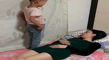妈妈肚子疼，儿子要妈妈给他生个宝宝，下一幕儿子太会心疼人了